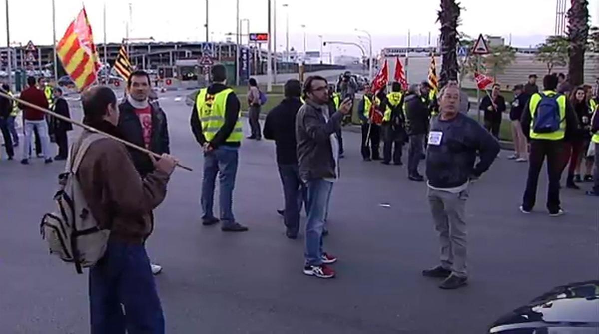 Els treballadors han tallat els accessos als polígons de la Zona Franca de Barcelona.
