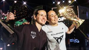 Ari y Andrea con sus primeros trofeos de Premier Padel ganados juntas