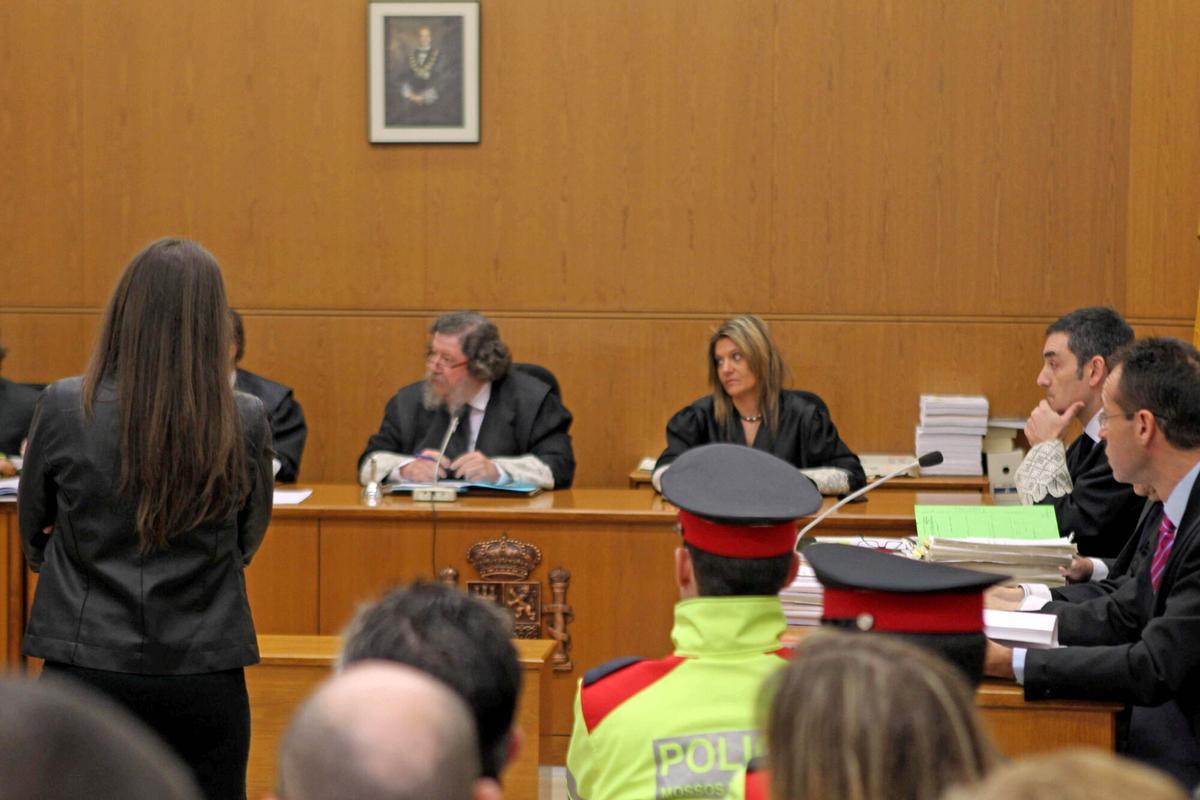 Imagen del juicio contra María Ángeles M. F 'Angie' (de espaldas).