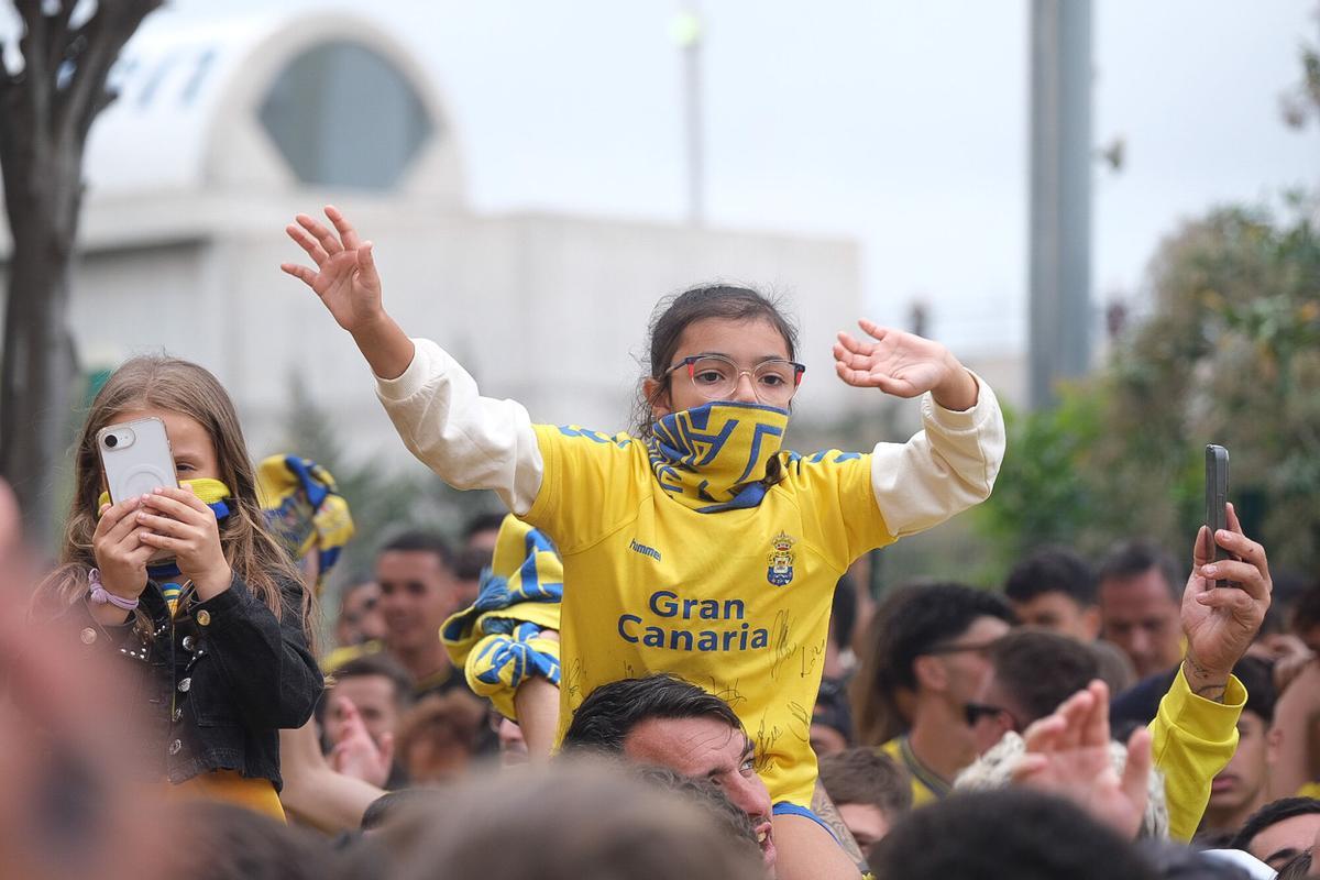 UD Las Palmas: bajada de la guagua por Fondos de Segura
