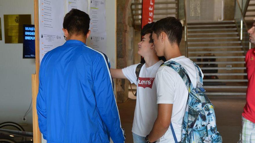 Cientos de alumnos se quejan de la dificultad del examen de Matemáticas II en la Región