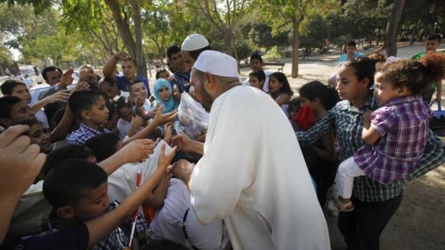 Más de mil de musulmanes celebran el fin del Ramadán