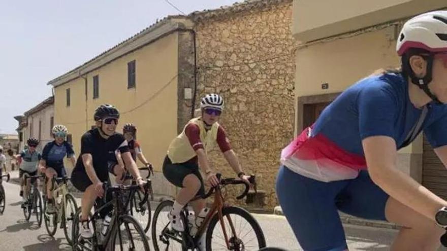 El sector del transporte pide medidas para mejorar la seguridad entre autocares y ciclistas en la Serra de Tramuntana