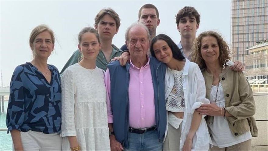 La &#039;sospechosa&#039; foto de Juan Carlos I con sus hijas y sus nietos en Abu Dabi