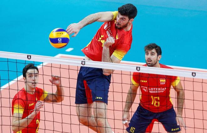 Miguel Angel Fornes (C) en acción durante el partido del grupo B del EuroVolley masculino 2019 entre Austria y España en Amberes, Bélgica.