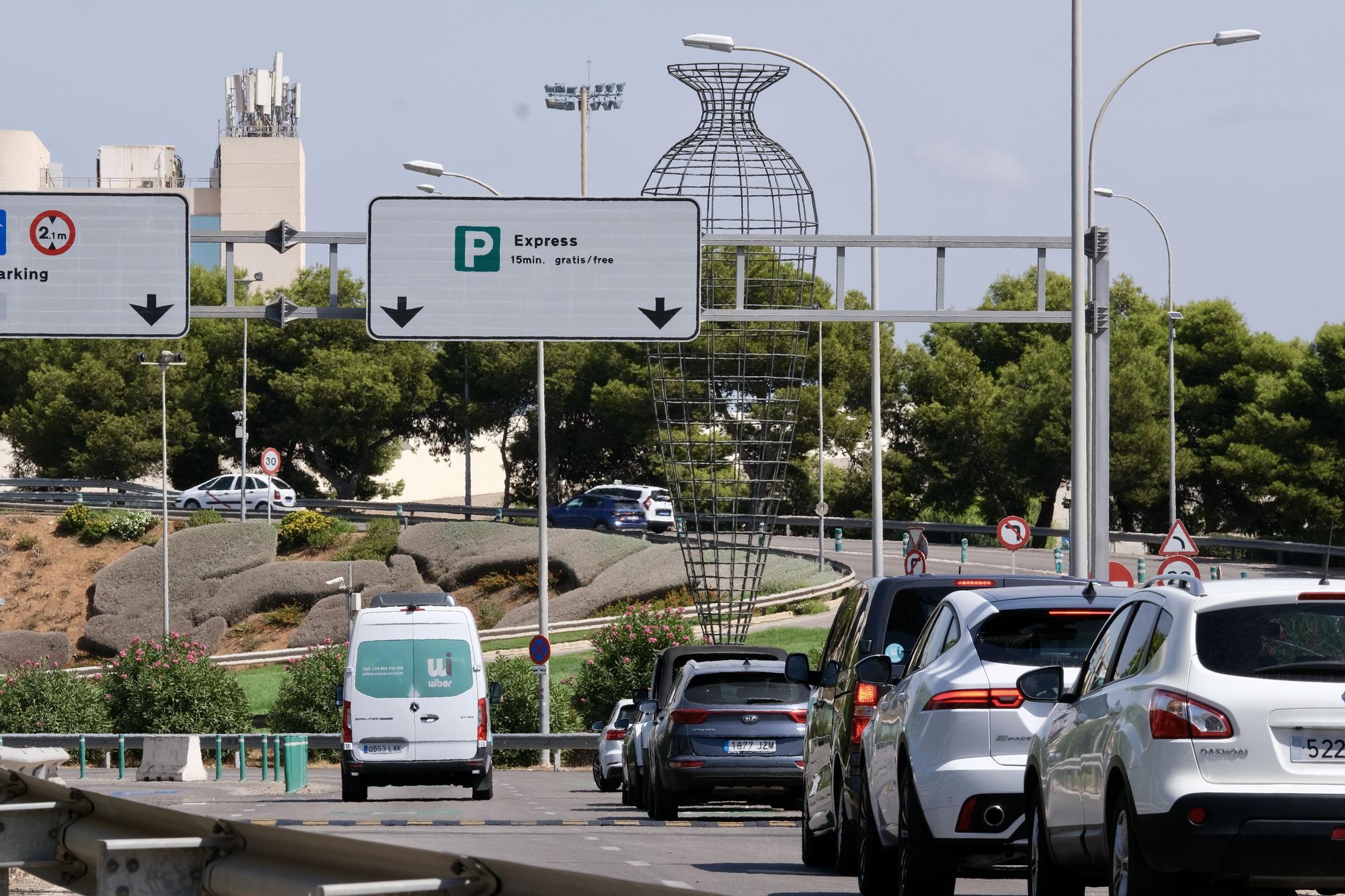 Las fotos del atasco de los 7.000 coches al día en el parking exprés del aeropuerto de Palma