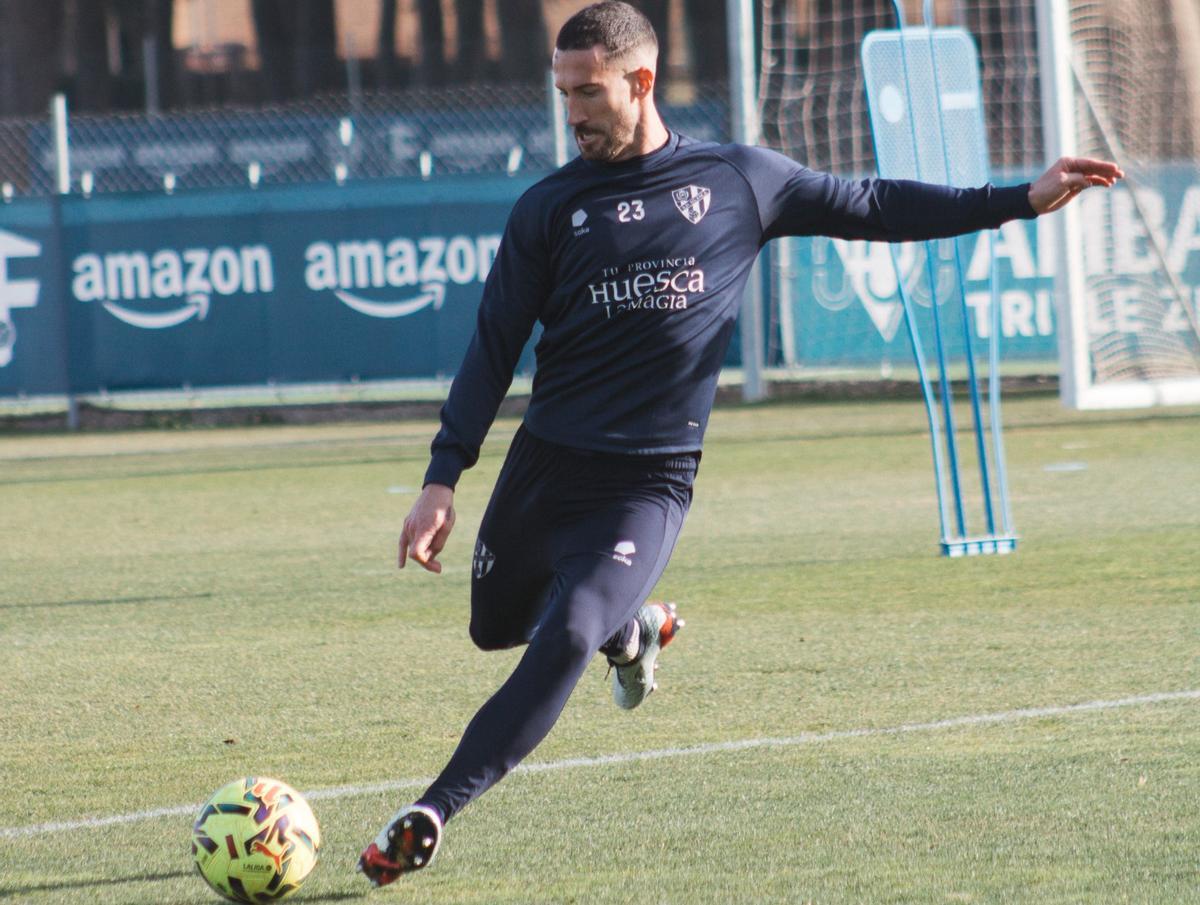 Óscar Sielva, en el entrenamietno del Huesca antes de recibir al Racing de Santander.