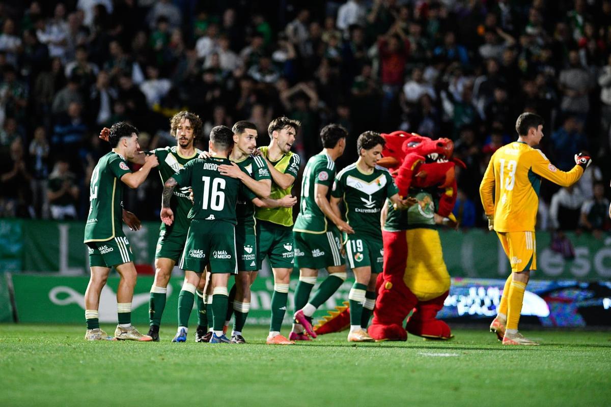 Los jugadores del CPC celebran la victoria ante el Bilbao Athletic.