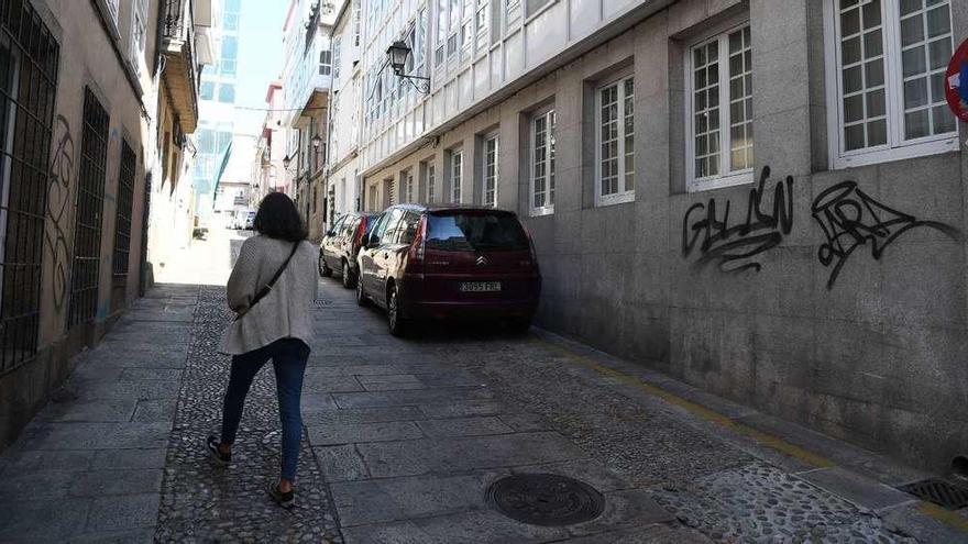 Una mujer camina por la calle Cortaduría.