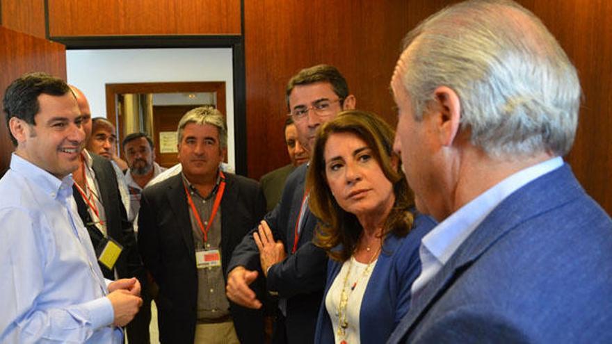 Moreno Bonilla y Ana Rico, en los pasillos del Parlamento.