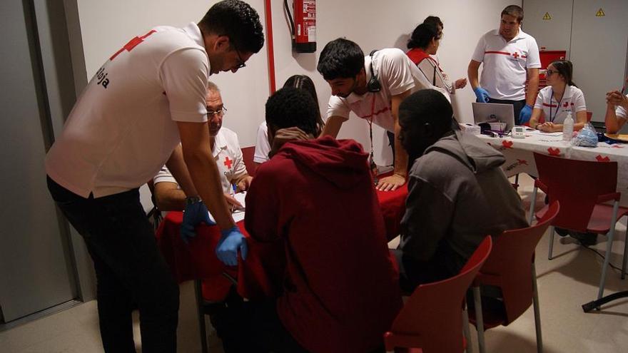 Cruz Roja acoge en el Centro de Educación Ambiental a 49 migrantes de Tarifa