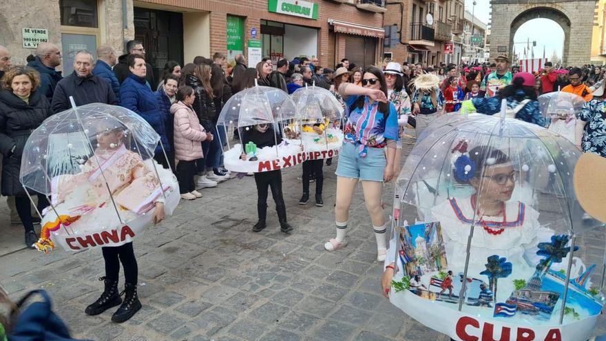 El grupo «Españoles por el mundo» desfila ante el numeroso público congregado en Corredera. | C.T.