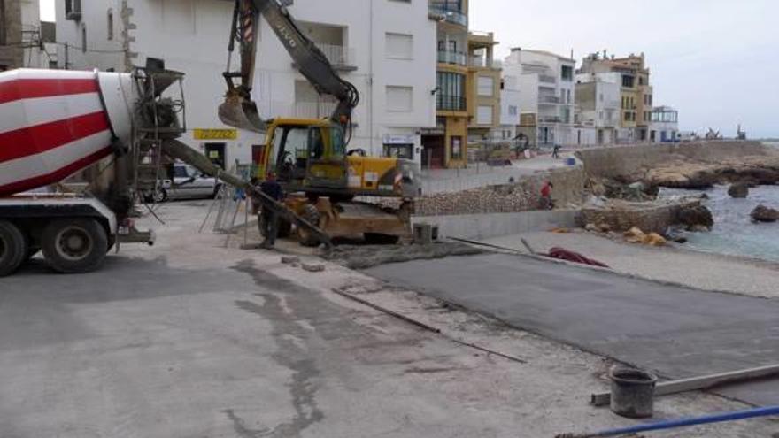 A la l&#039;esquerra la zona de la Punta on van aparèixer les restes arqueològiques i a la dreta la platja del Port d&#039;en Perris amb les estructures de formigó noves.