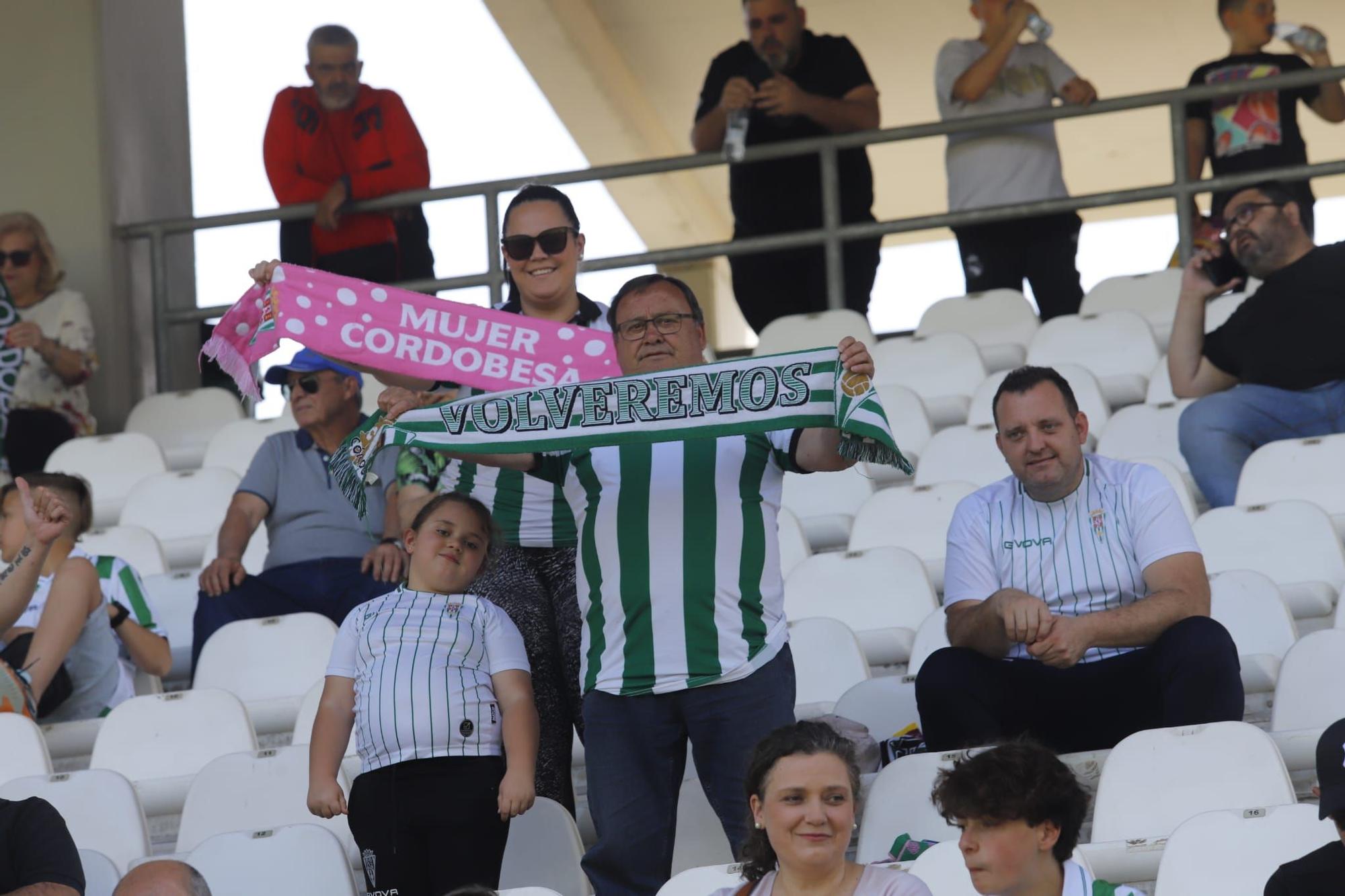Córdoba CF-Alcoyano: las imágenes de la afición blanquiverde en El Arcángel