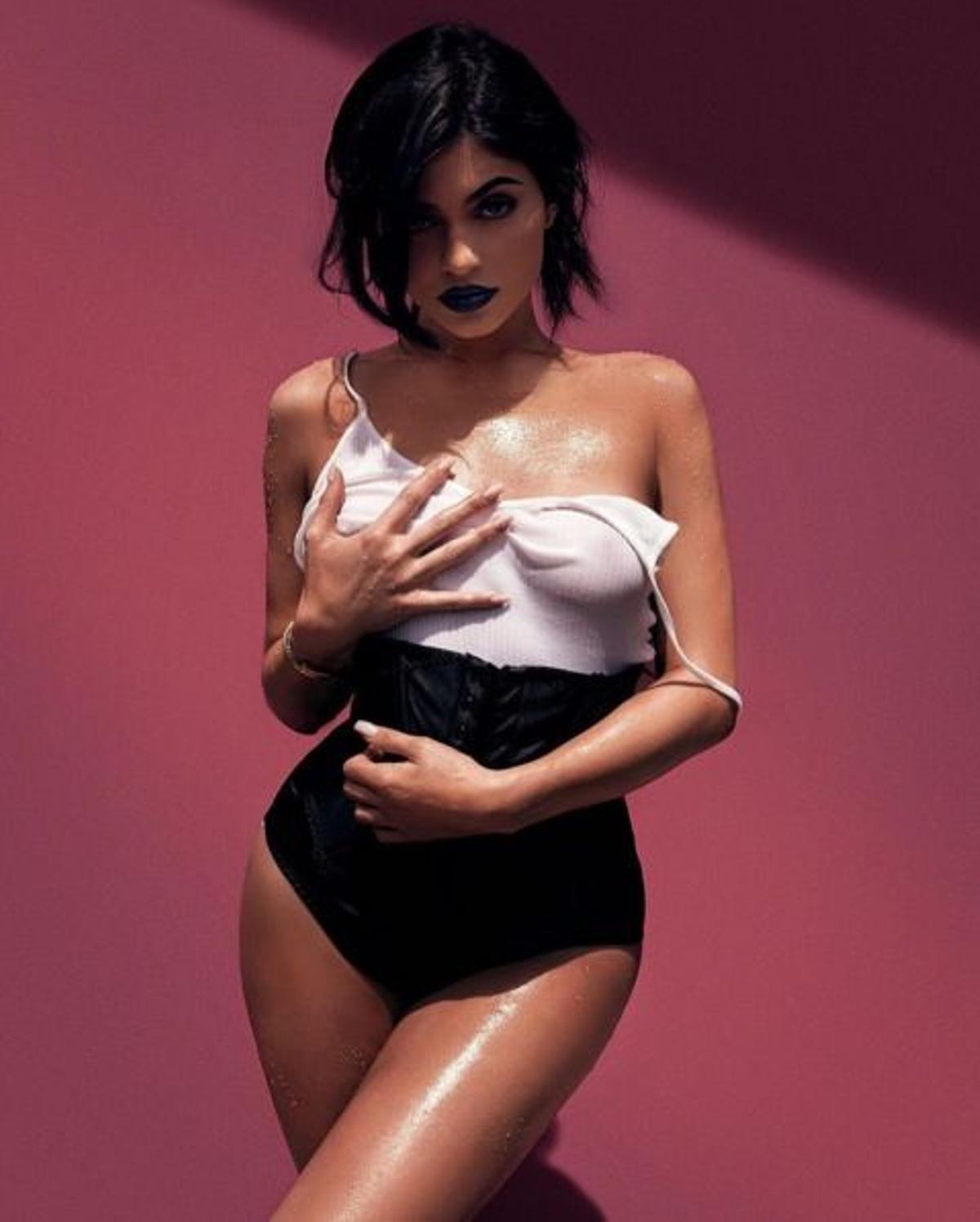 Las sensuales imágenes de Kylie Jenner para promocionar sus pintalabios