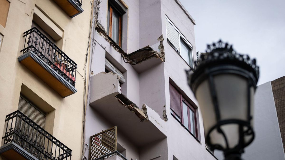 Los desprendimientos de cornisas o de elementos de la fachada son cada vez más habituales en Zaragoza.
