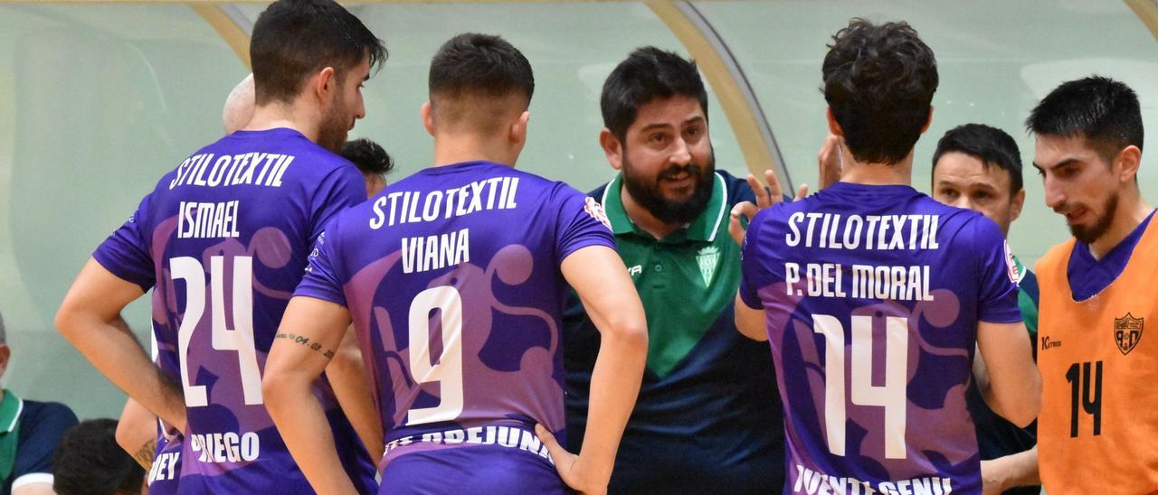 Josan González reparte instrucciones a sus jugadores durante el encuentro en Ceuta.