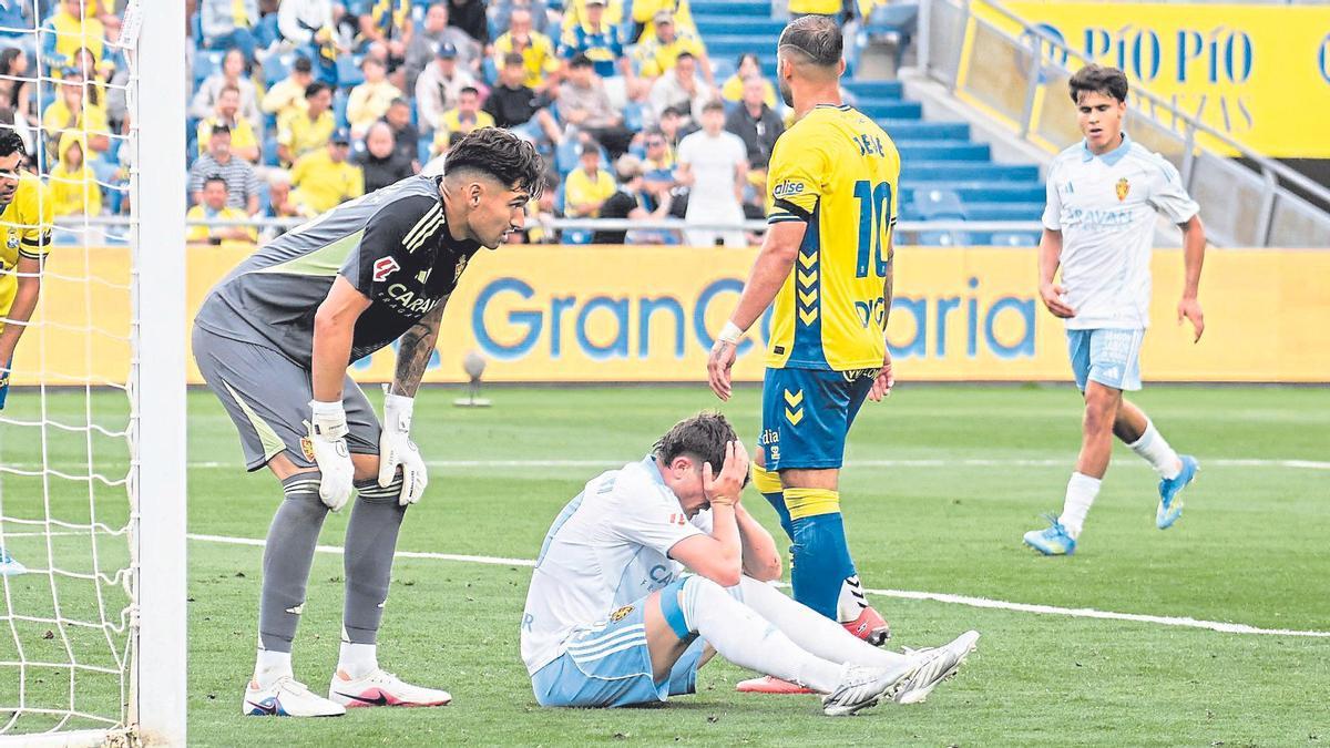 Guti se lamenta junto a Adrián tras una jugada del partido ante Las Palmas.