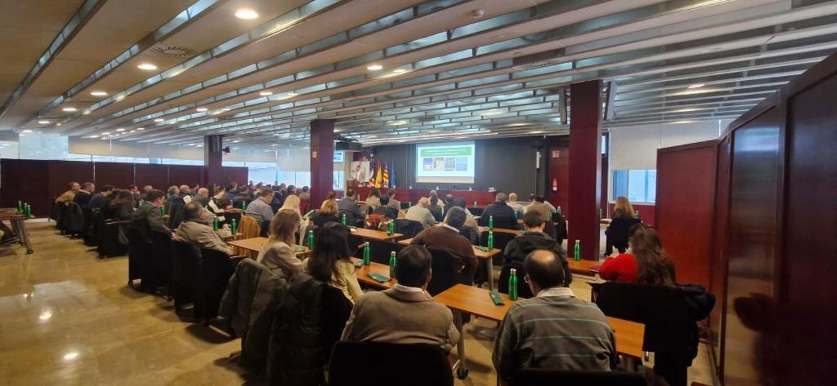 Un centenar de asistentes participaron activamente en la jornada técnica.