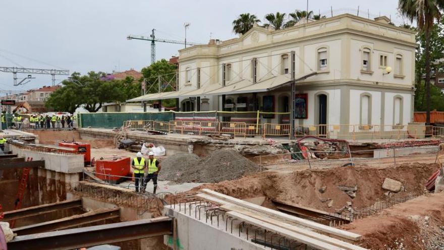 Las obras de la estación de Castelldefels acumulan casi un año de retraso y finalizarán en primavera de 2027