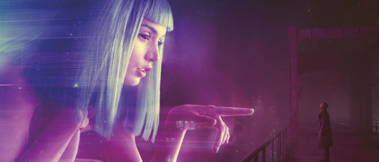 Una proyección de Ana de Armas señla a Ryan Gosling en Blade Runner 2049