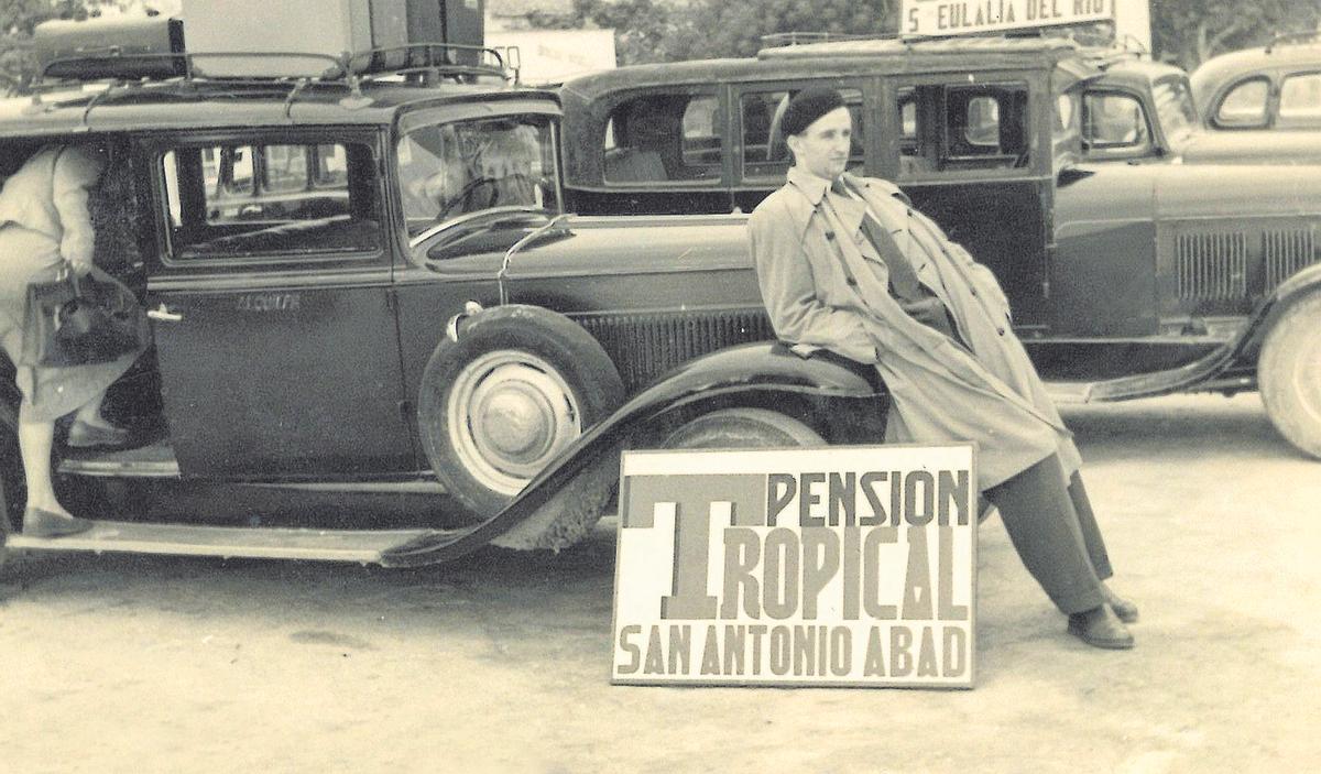 Klaus Ziemer, un cliente alemán que acabó siendo amigo de la familia, junto al cartel de la pensión Tropical.