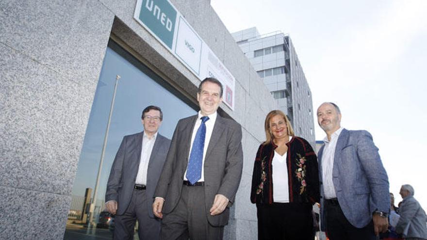 Caballero, Carmela Silva y Regades, esta mañana, en la inauguración de la UNED. // R. Grobas