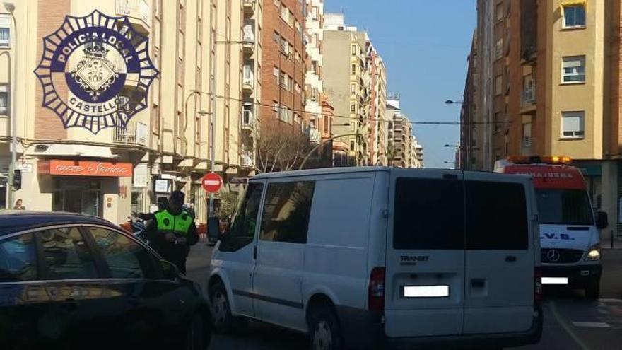 La furgoneta arrolló a los ciclistas.