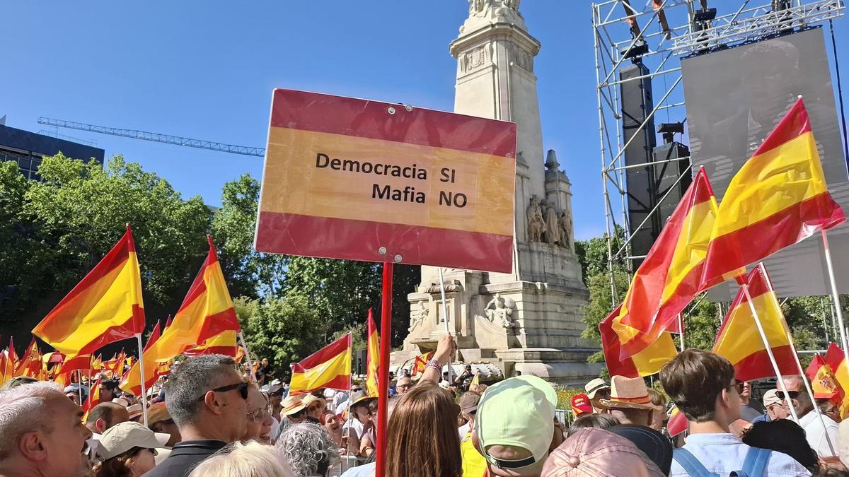 Asistentes a la concentración convocada por el PP contra el Gobierno en la Plaza de España de Madrid, a 8 de junio de 2025.