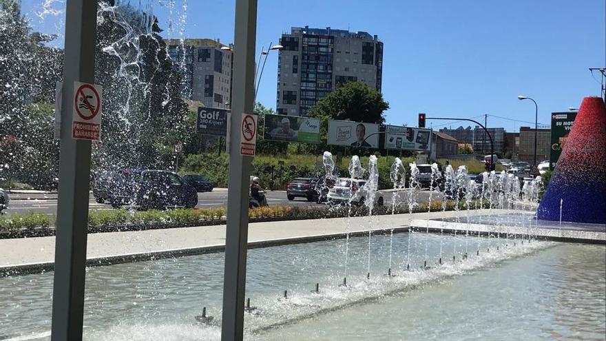 Carteles prohibiendo el baño en la fuente de Coia. // FdV