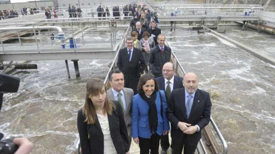 Inauguración de la planta depuradora con el conselleiro Agustín Hernández, la ministra Rosa Aguilar y el alcalde Losada. / víctor echave