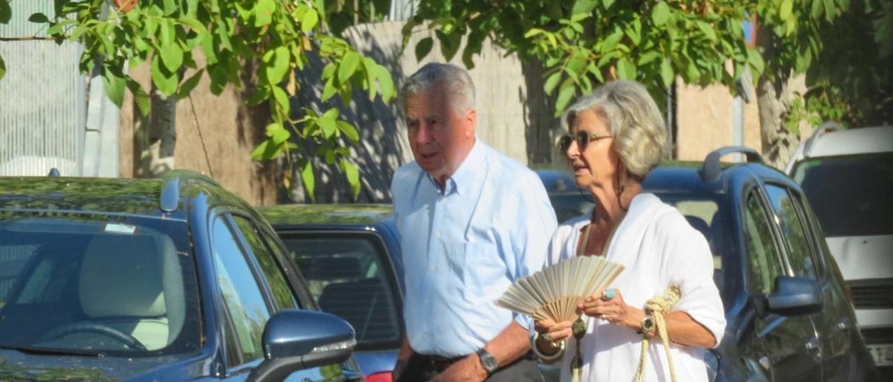 Jaime Carvajal y Urquijo y su esposa, Isabel Hoyos y Martínez de Irujo, llegan al tanatorio de Valldemossa.