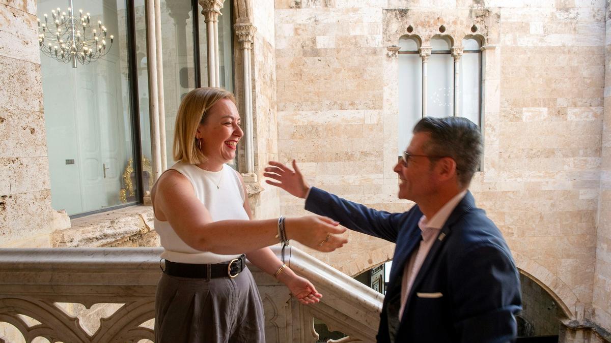 Natàlia Enguix y Toni González, alcalde de Almussafes, el lunes en la diputación.