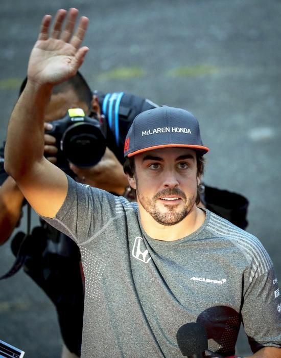 Fernando Alonso baño de masas en Suzuka