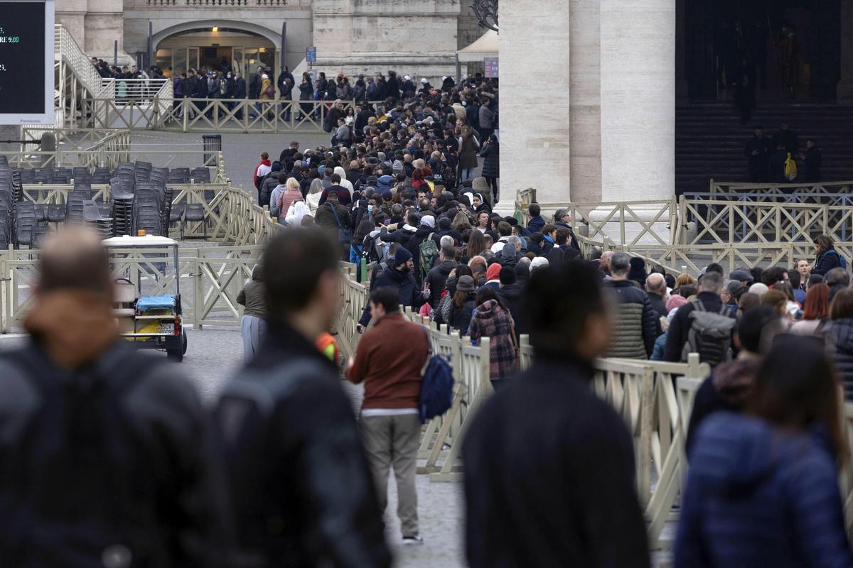 Monjas, sacerdotes y fieles se reúnen en la Basílica de San Pedro para presentar sus respetos a Benedicto XVI en el Vaticano.