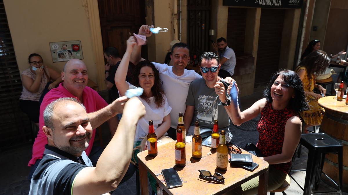 Imagen en la zona de las tascas de Castelló el pasado día 26 de junio, primera jornada sin la obligatoriedad del uso de la mascarilla al aire libre.