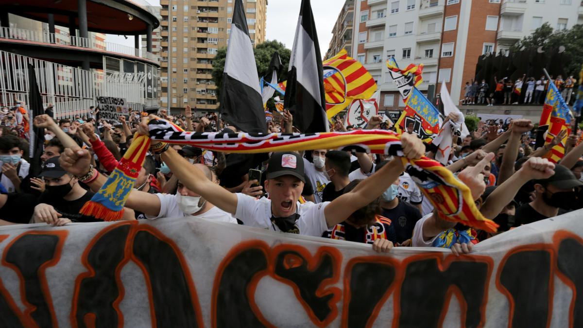 Las imágenes de la marcha de la afición valencianista contra Lim