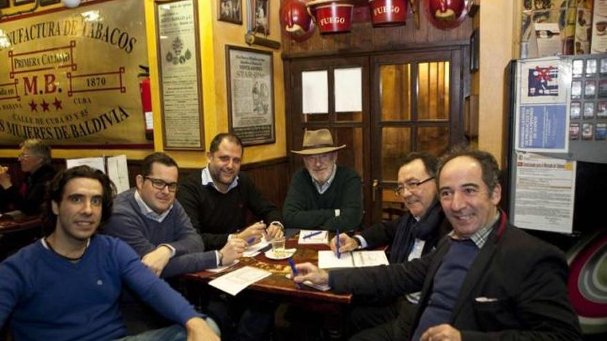 Reunión del jurado de la final del campeonato de pinchos. Por la izquierda, Urrutia, Javier Loya, Iván de la Plata, Eufrasio Sánchez, Morán y Campoviejo.