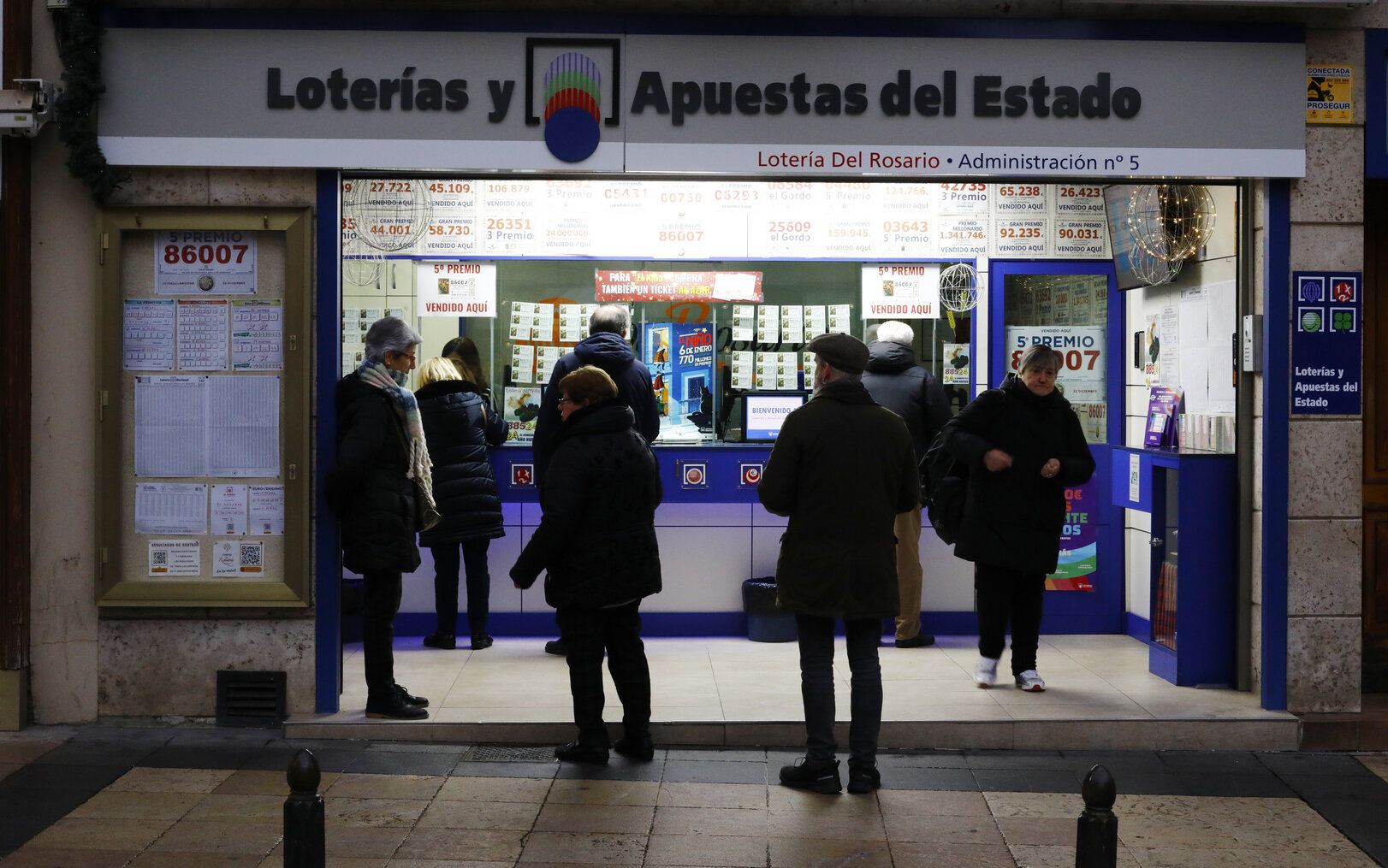 Colas en Zaragoza en los últimos días para comprar Lotería del Niño