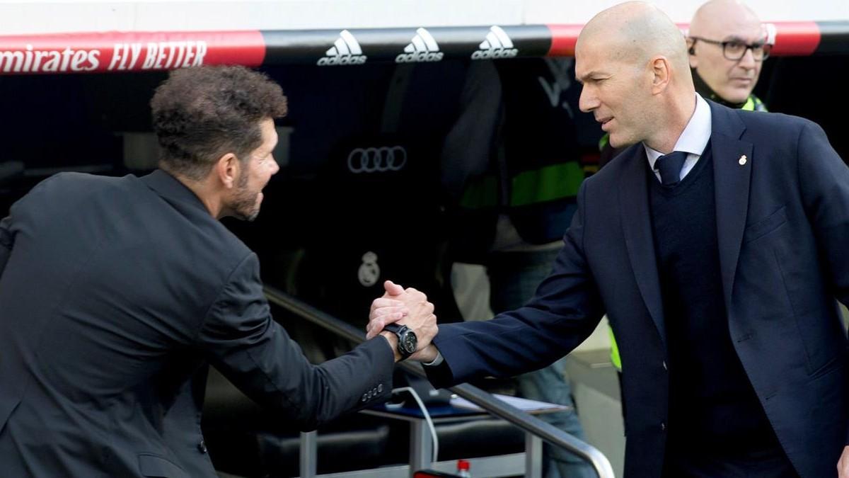 Simeone y Zidane se saludan antes de un derbi en el Bernabéu