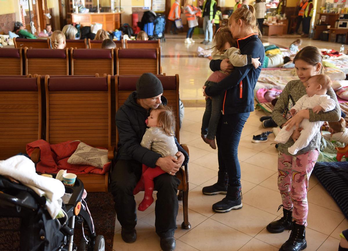 La gente descansa en una habitación especial para refugiados en una estación de tren en Lviv, Ucrania occidental, el 21 de marzo de 2022, en medio de la invasión rusa de Ucrania.