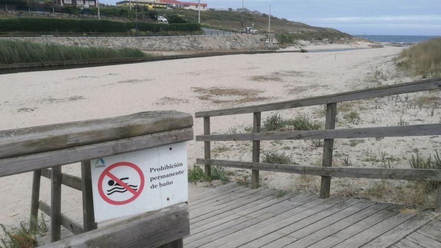 La anomalía playera de Arteixo: ocho banderas azules y la única zona vetada al baño de toda la comarca de A Coruña