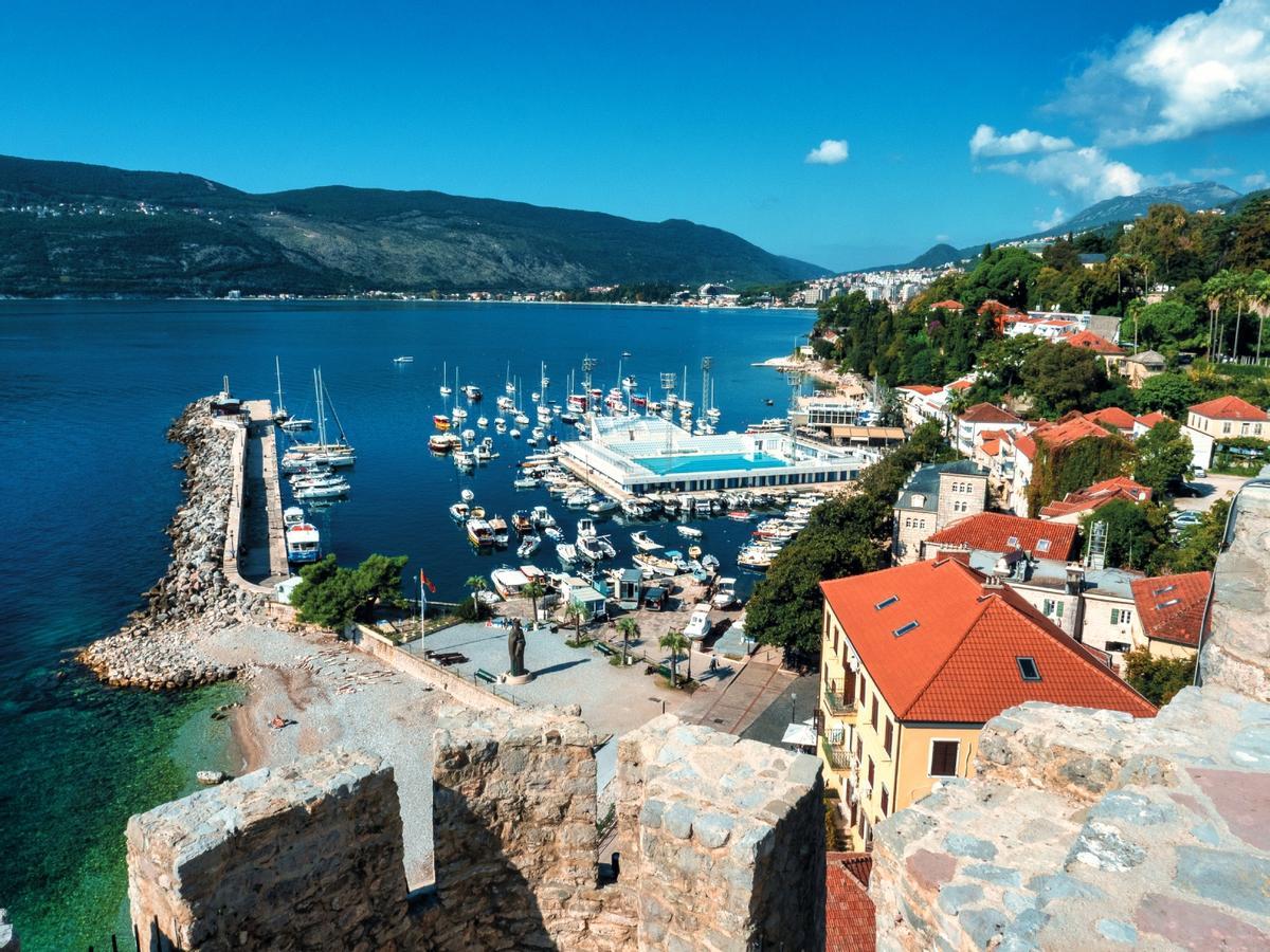 Forte Mare, con la piscina olímpica de waterpolo, Herceg Novi.