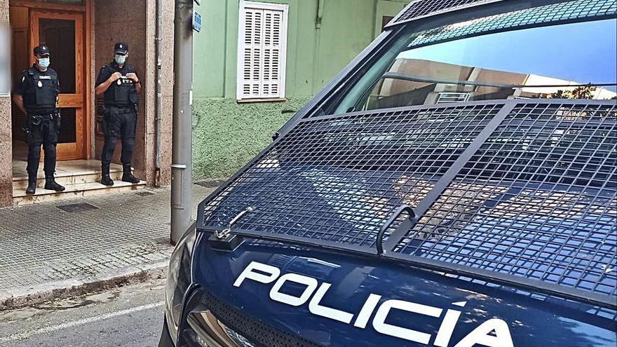 Dos agentes, frente a una de las casas registradas ayer. | CNP