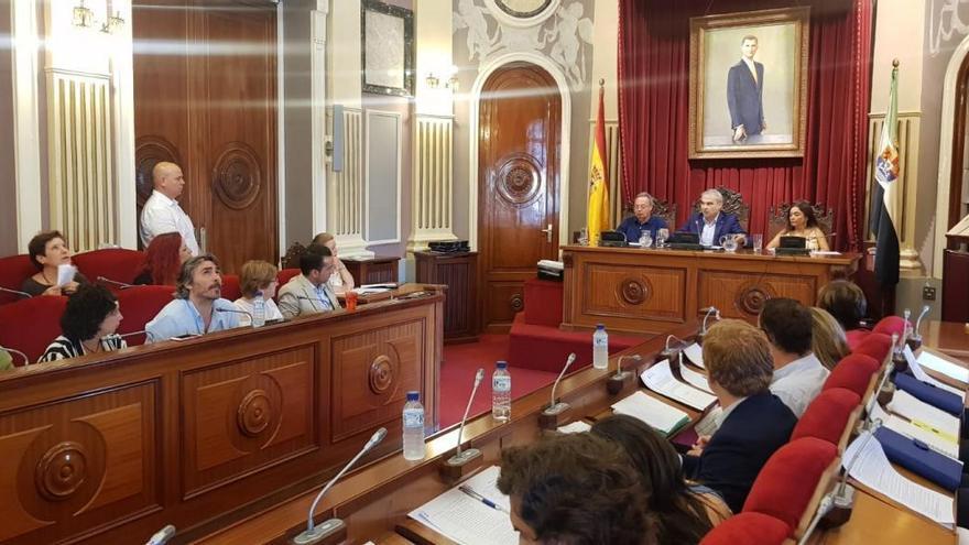 El pleno del Ayuntamiento de Badajoz condena el régimen franquista con el voto en contra de Vox