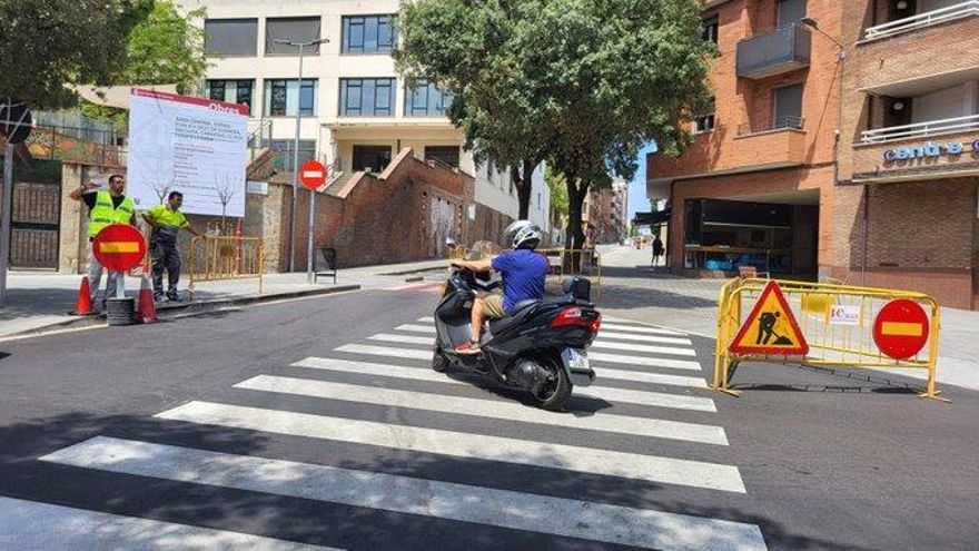 El carrer Saclosa de Manresa inicia el canvi de sentit de circulació entre el carrer del Bruc i la plaça Independència