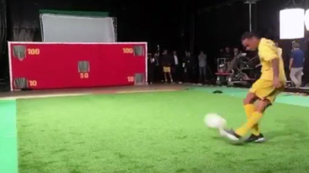 Neymar Jr, intentando marcar de rabona por la escuadra