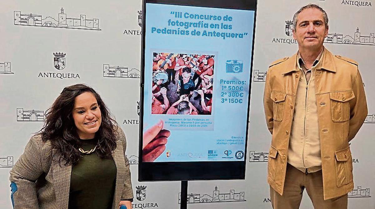 La edil Sara Ríos y el presidente de la AFA, José Díez, presentan el concurso.