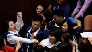 Vídeo | Brutal pelea en el Parlamento taiwanés por una polémica reforma legislativa