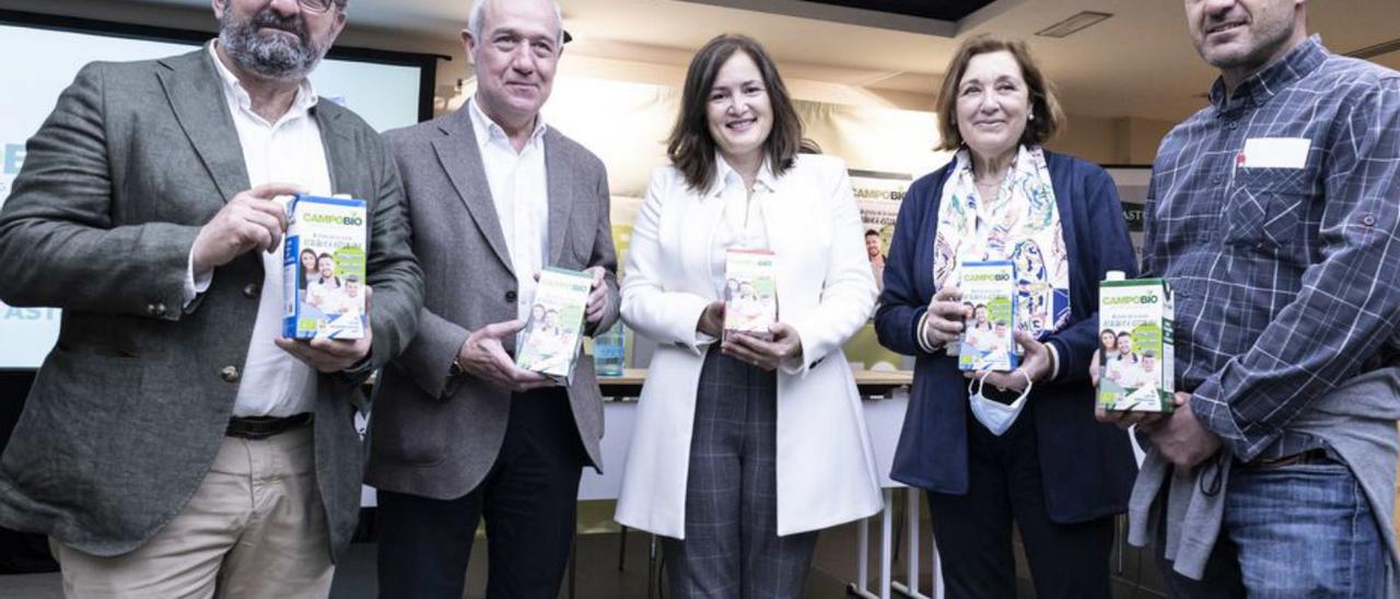 Por la izquierda, Gerardo Nieto y Marcelino González, director comercial y director general, respectivamente, de Campoastur; María Begoña López, directora general de Desarrollo Rural del Principado; María Cruz Fernández, presidenta de la cooperativa, y Jesús Méndez, vocal de Copae. |  Valentina Ciuca